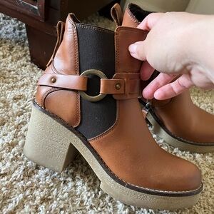 Brown color leather boots. BOSI Recognized brand in leather shoes in Colombia.